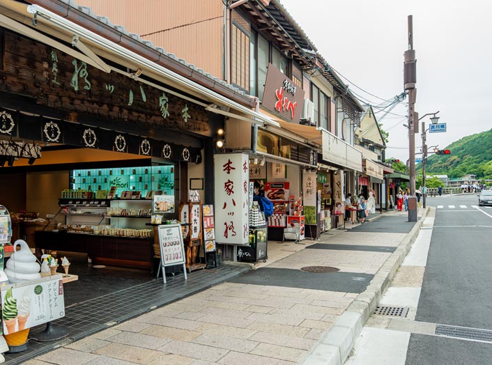 「大善 お土産店」は嵐山 渡月橋から北へ50m